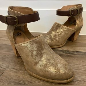 Beautiful Sofft Gold Metallic boot clog Shoe w/ brown leather ankle straps